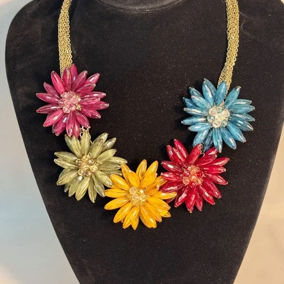 Floral statement‎ necklace and stretch band ring 16" adjustable gold toned chain - Picture 3 of 5